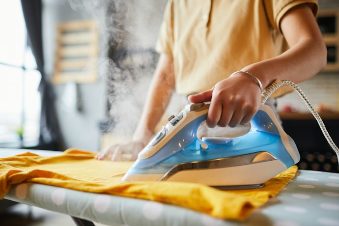 Apa bedanya setrika uap dengan steamer baju?