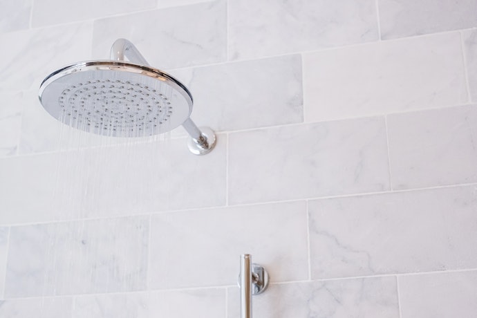 Apa kelebihan shower dinding?
