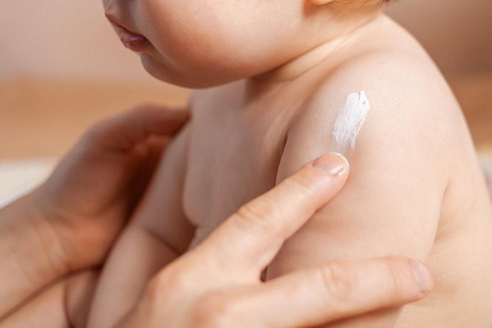 Apakah bayi perlu memakai sunscreen?