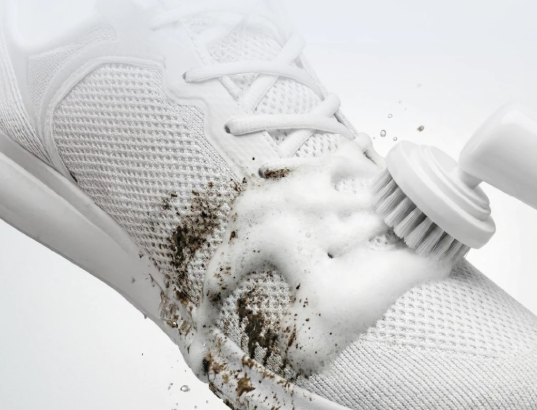 Apakah penting membersihkan sepatu dengan shoe cleaner?