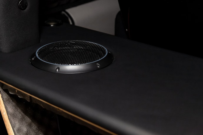 Bagaimana cara pemasangan subwoofer kolong yang tepat?
