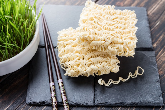 Bolehkah orang yang sedang diet dan vegetarian mengonsumsi mie instan?