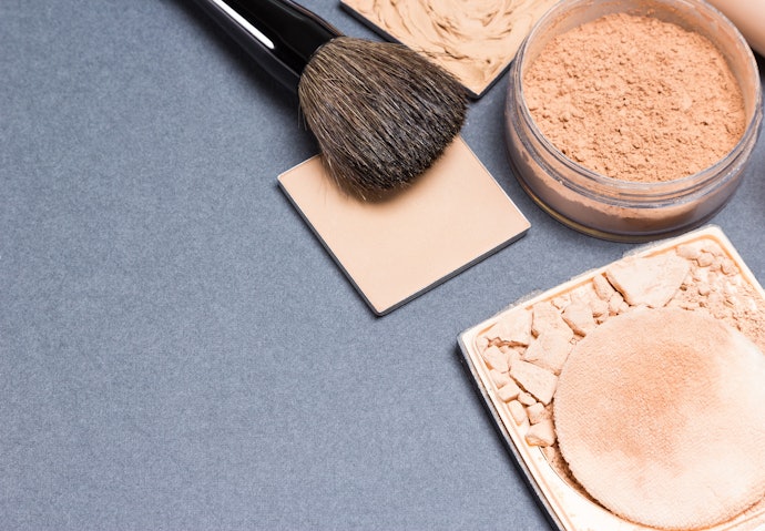 Apa perbedaan blotting powder dengan setting powder?
