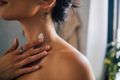 Apakah perlu memakai skincare khusus leher untuk mencerahkan leher hitam?