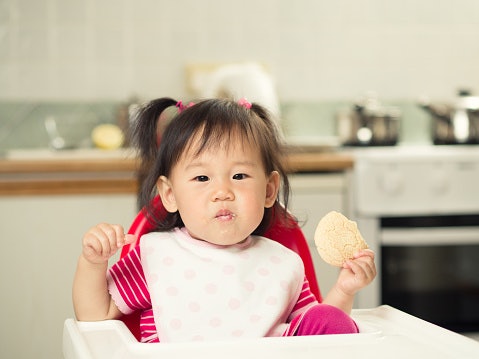 Kapan bayi boleh mulai makan biskuit?