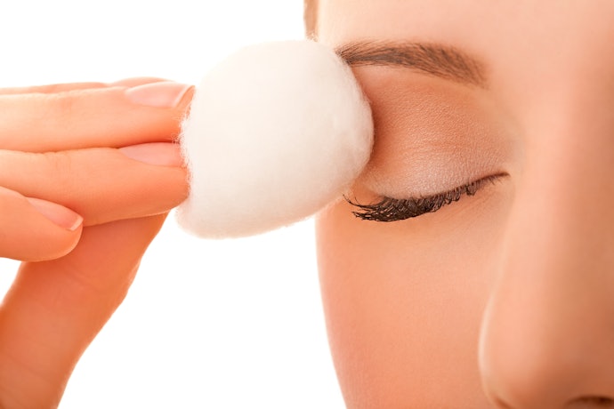 Apakah micellar water bisa membersihkan makeup waterproof?
