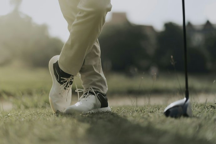 Apakah spikeless golf shoes licin?