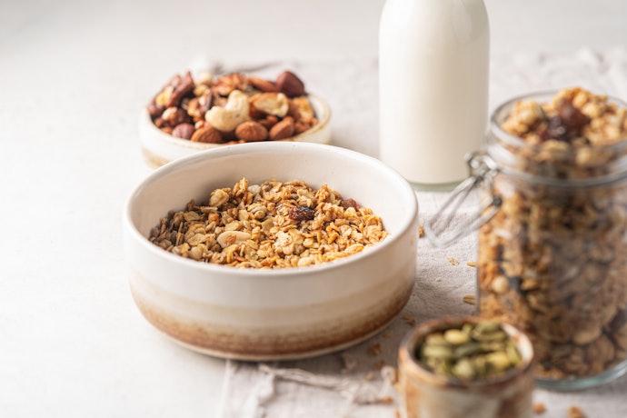 Apa bedanya granola dengan oatmeal dan muesli?