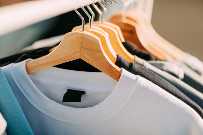 Perbedaan kaos dalam (undershirt) dan T-shirt