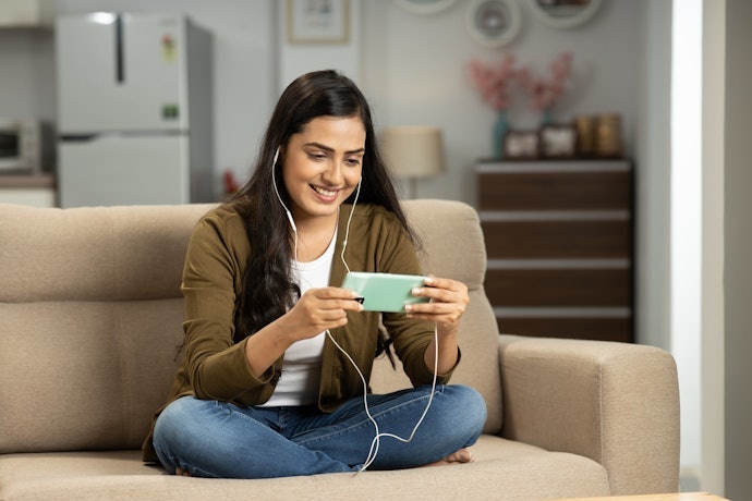 Apa perbedaan earphone gaming dan earphone biasa?