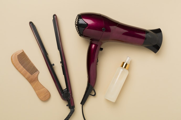 Apa pentingnya memakai heat protector untuk rambut?