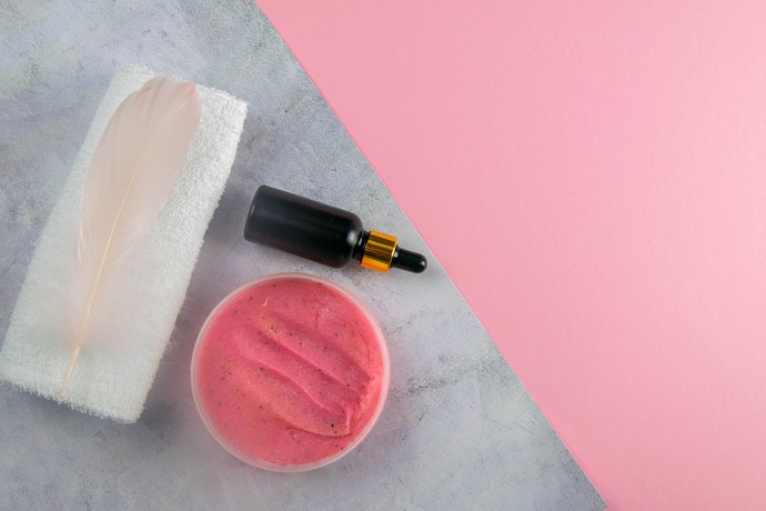 Apakah lip scrub bisa mencerahkan bibir yang hitam?
