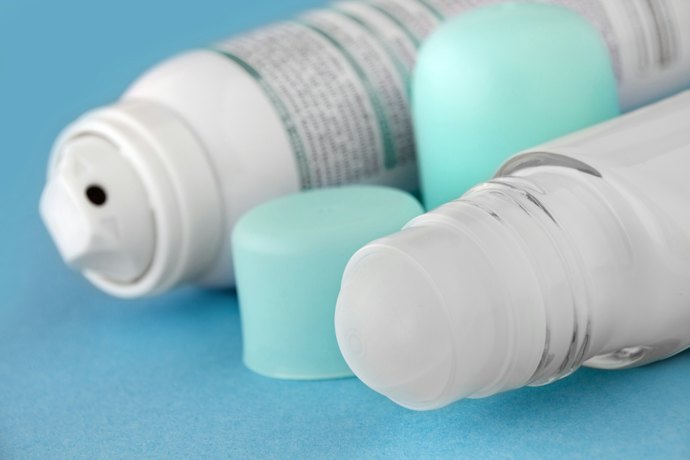 Apa bedanya deodorant spray dan roll-on? Siapa yang menggunakannya?