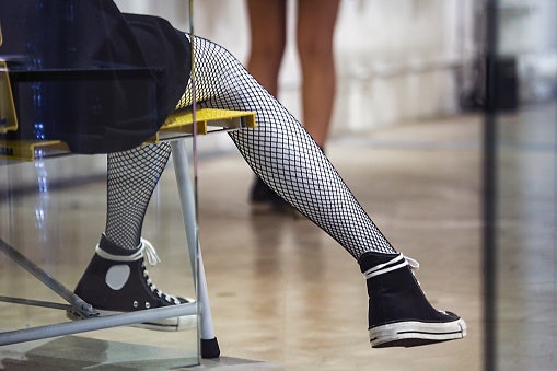 Apa keunggulan memakai sneakers hitam?