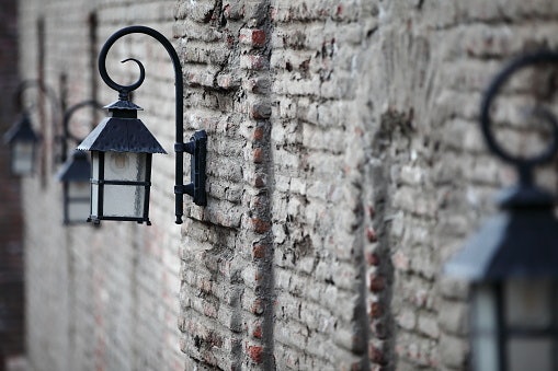 Lampu dinding outdoor, estetis, dan hemat tempat