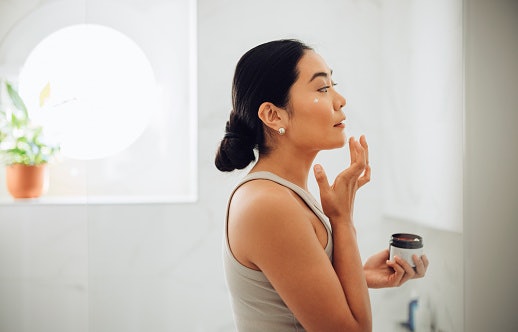 Apa pentingnya menggunakan skincare saat usia 40 tahun?