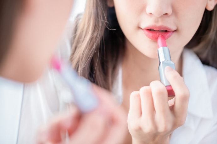 Apakah lipstik transferproof memang tahan lama?