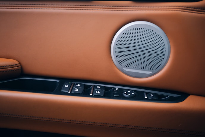 Apa keuntungan dari mengganti speaker mobil?