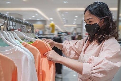 Baju warna peach cocok dengan warna apa?