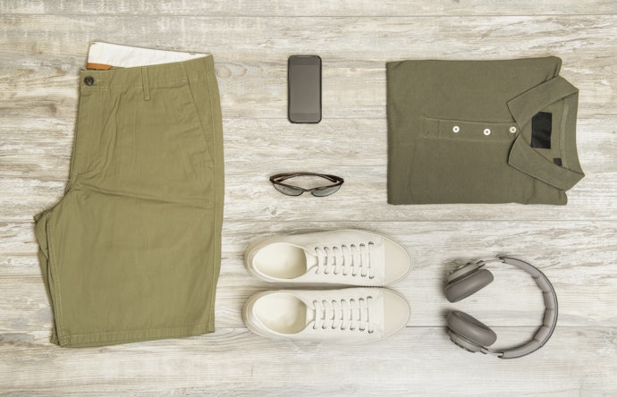 Celana khaki pria cocok dengan baju warna apa?