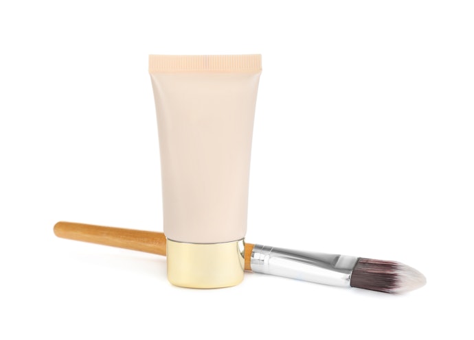 Apakah kulit kering perlu menggunakan primer saat ber-makeup?