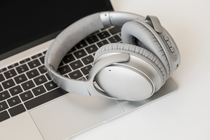 Apa kelebihan headphone noise cancelling?