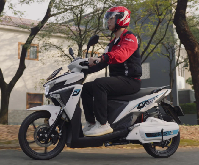 Apakah motor listrik perlu SIM?