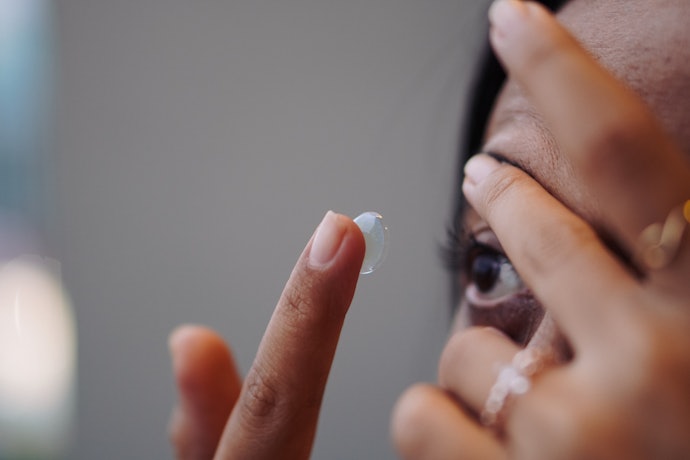 Apakah mata kering boleh menggunakan softlens?