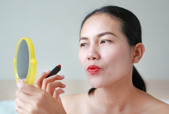 Apakah pemilihan lipstik disesuaikan dengan usia?