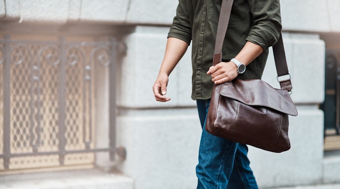 Apakah sling bag sama dengan tas selempang?