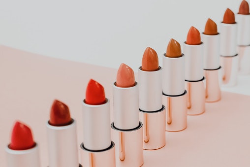 Lipstik warna peach cocok untuk kulit apa?