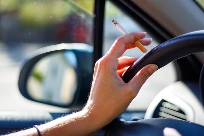 Asbak mobil, menjadikan mobil sebagai ruang merokok pribadi