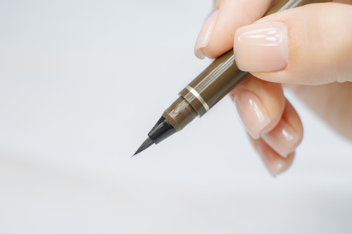 Keunggulan dan cara menggunakan pensil alis cair