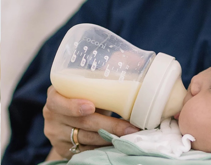 Kapan sebaiknya mengenalkan botol susu pada bayi?