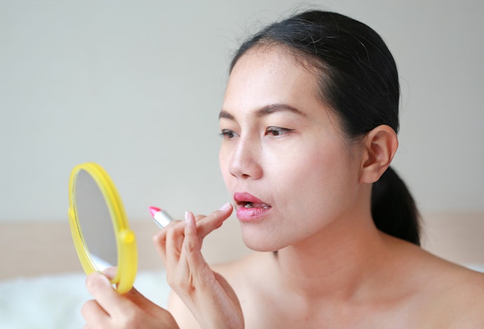 Apakah salah menggunakan lipstik bisa membuat bibir kering?