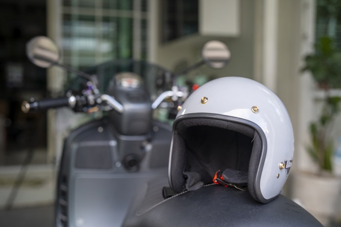 Apa yang dimaksud helm retro?