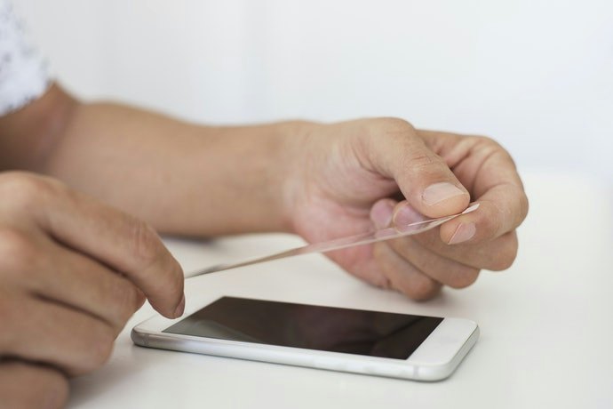 Apa perbedaan tempered glass dengan pelindung layar plastik dan hidrogel?