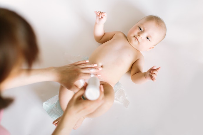 Mulai usia berapa bayi bisa pakai bedak cair?