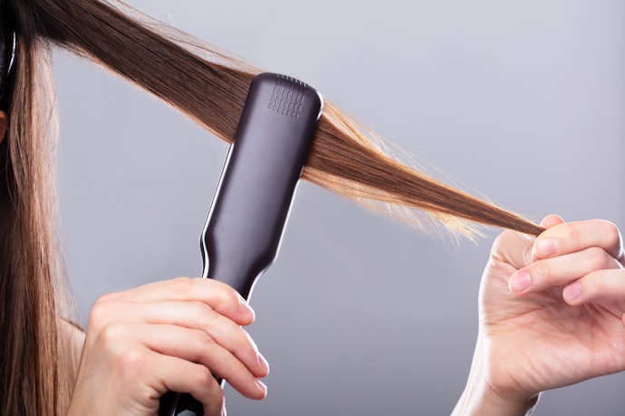Apakah pemakaian catok pelurus rambut memang bisa membuat rambut lurus?