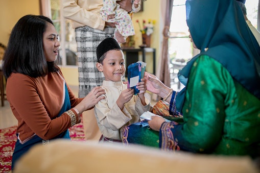 Tradisi membagikan amplop lebaran