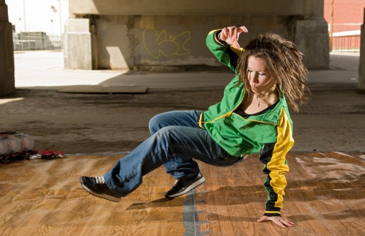 Pesona baggy jeans yang populer di era 90-an