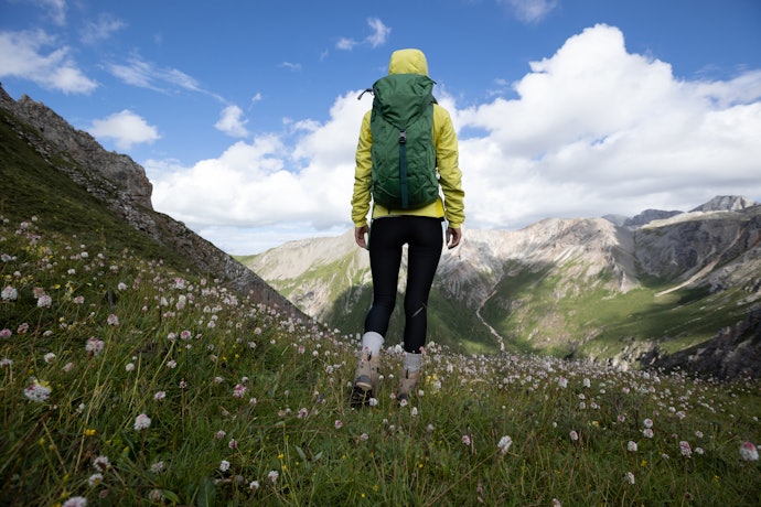 Apakah tas carrier 50 liter pas untuk naik gunung?