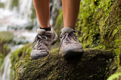 Kelebihan sepatu trekking model low cut