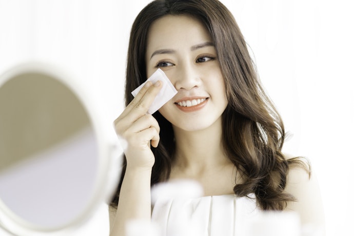Kapan perlu menggunakan eye make up remover?