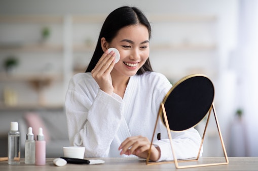 Kapan Anda perlu melakukan double cleansing?