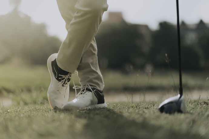 Apakah spikeless golf shoes licin?
