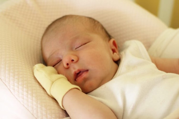 Sampai kapan bayi pakai sarung tangan?