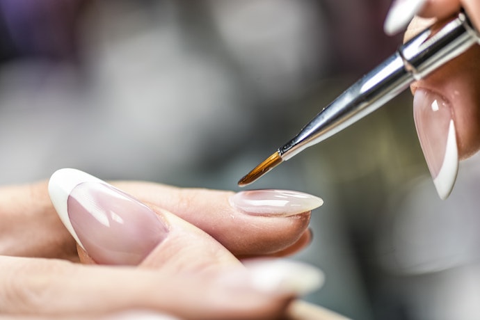 Apa keunggulan penggunaan kuas nail art?