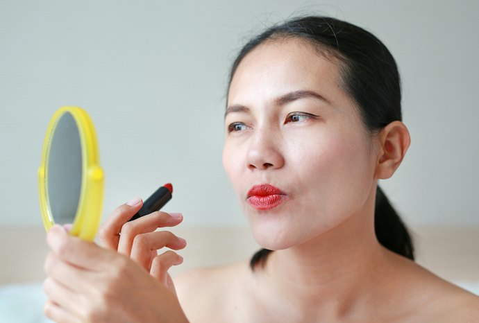 Apakah pemilihan lipstik disesuaikan dengan usia?