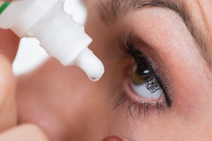 Apakah obat tetes mata boleh digunakan saat memakai softlens?